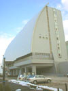 「北前船」の帆をモチーフにデザインされた概観の５階建ての総合文化施設